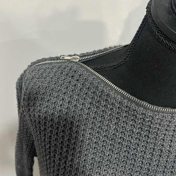 Women’s sweater w/ zippers - Picture 3 of 5